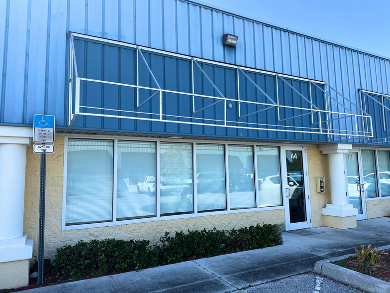 188 Triple Diamond Blvd, Nokomis, FL for sale - Building Photo - Image 2 of 18