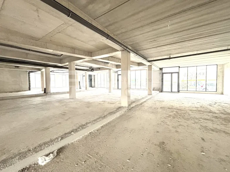 Retail in Marseille for lease - Interior Photo - Image 3 of 3