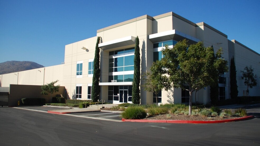 10725 Sierra Ave, Fontana, CA for lease - Building Photo - Image 1 of 5