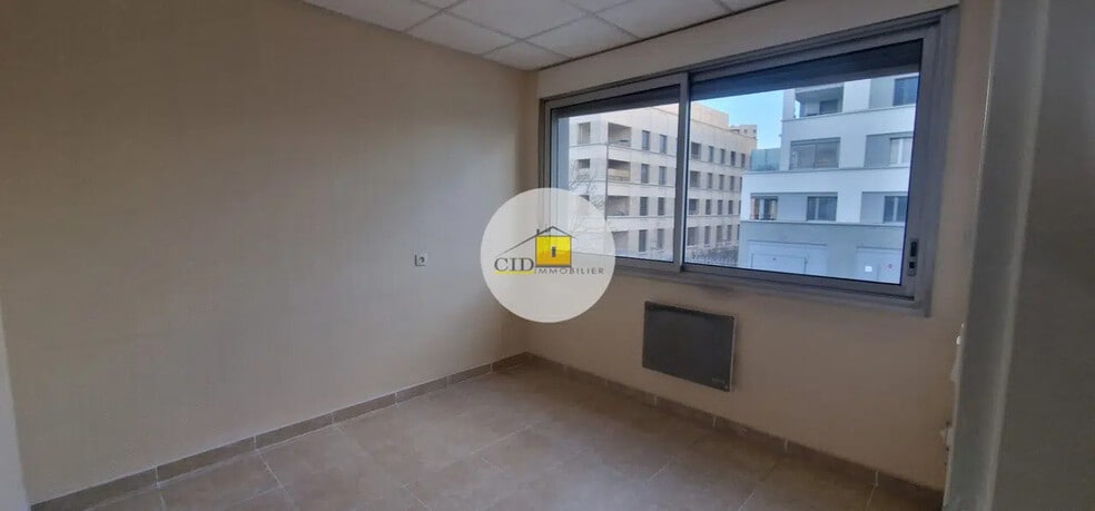 Retail in Saint-Priest for lease - Interior Photo - Image 2 of 8