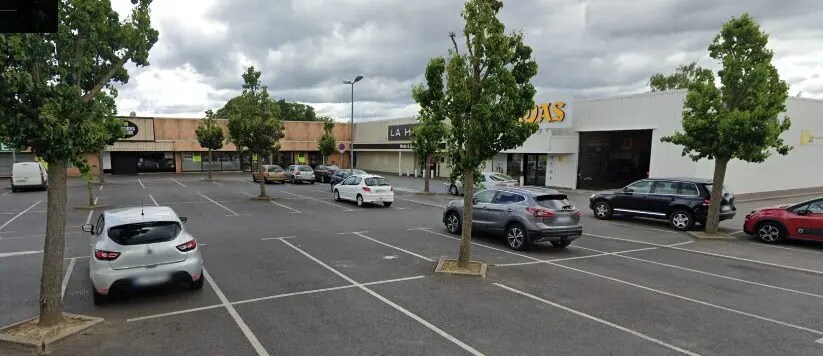 Retail in Puiseux-Pontoise for lease - Building Photo - Image 2 of 4