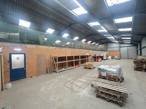 Camling, Thornhill for lease Interior Photo- Image 1 of 1