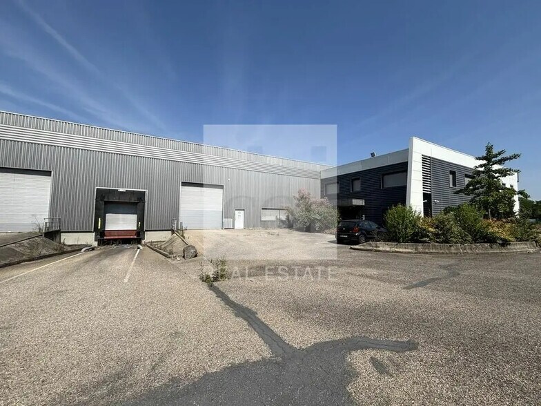 Office in Saint-Priest for lease - Building Photo - Image 2 of 12