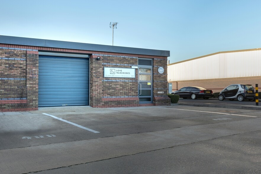 400 Montrose Ave, Slough for lease - Building Photo - Image 2 of 4