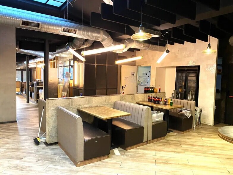 Retail in Paris for lease - Building Photo - Image 3 of 9