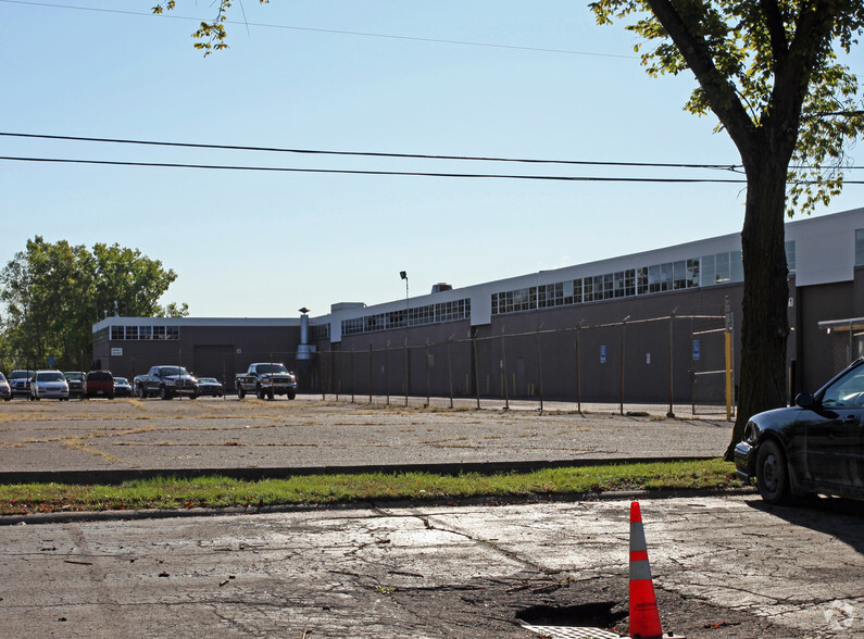 7845 Middlebelt Rd, Romulus, MI for lease - Building Photo - Image 2 of 4