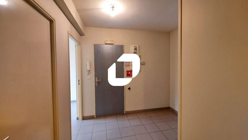 Office in Buchelay for lease - Interior Photo - Image 3 of 8
