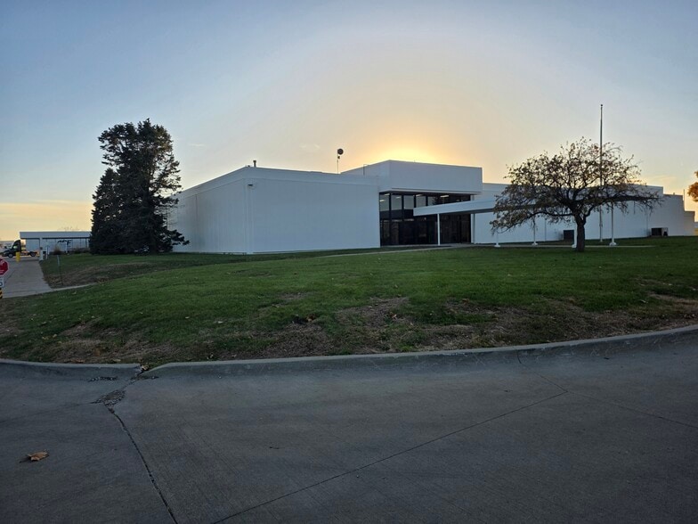 300 Airport Rd, Ames, IA for lease - Building Photo - Image 2 of 36