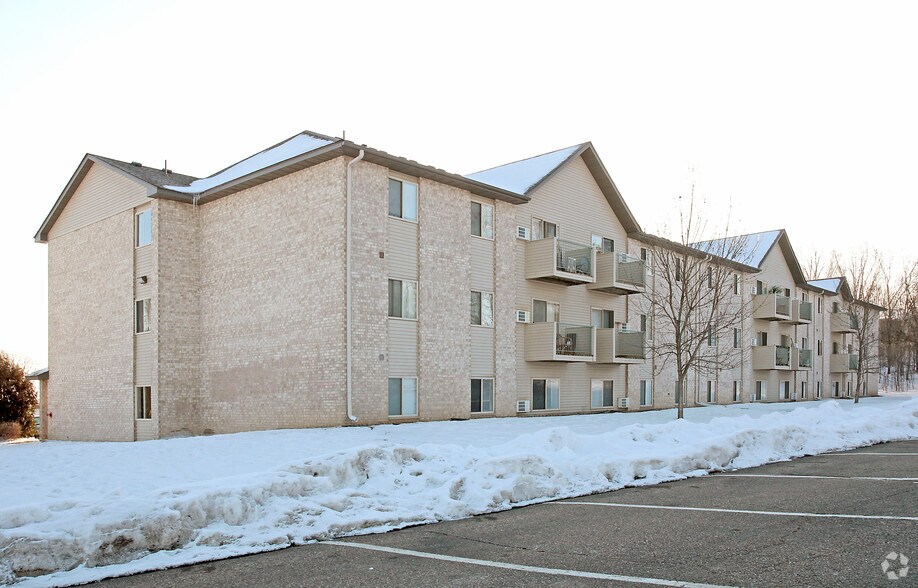 1324 Eagle Creek Blvd, Shakopee, MN for sale - Primary Photo - Image 1 of 1