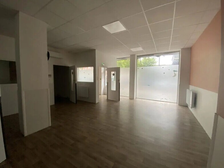 Retail in Le Havre for lease - Interior Photo - Image 2 of 7
