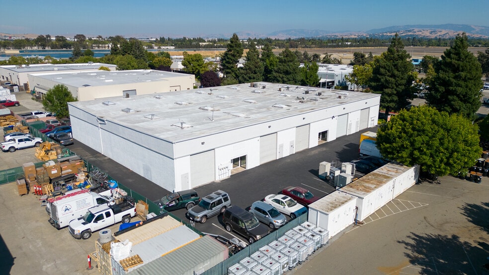 7034 Commerce Cir, Pleasanton, CA for lease - Building Photo - Image 3 of 6