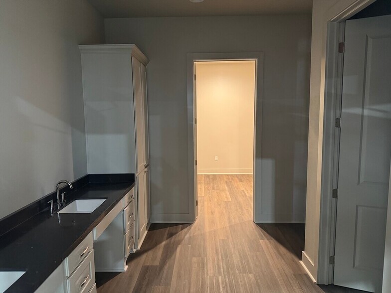 8490 Industrial Pky, Beaumont, TX for lease - Interior Photo - Image 3 of 18