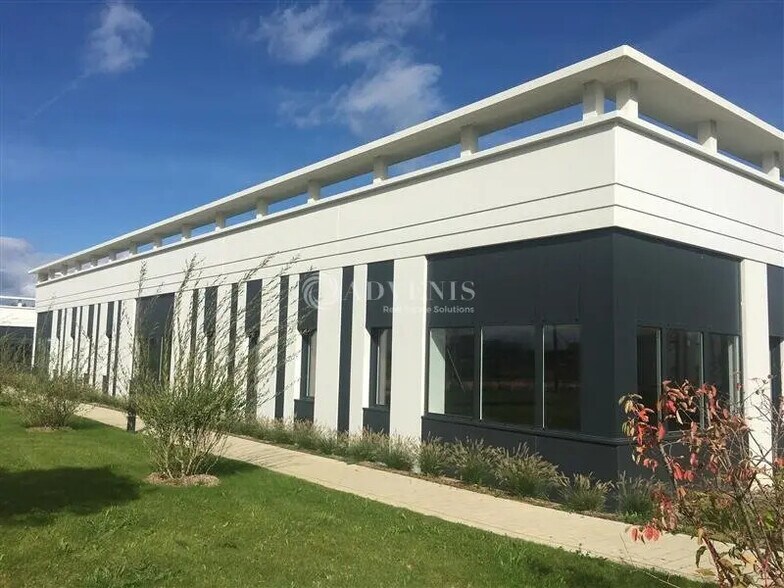 Office in Élancourt for lease - Building Photo - Image 2 of 5