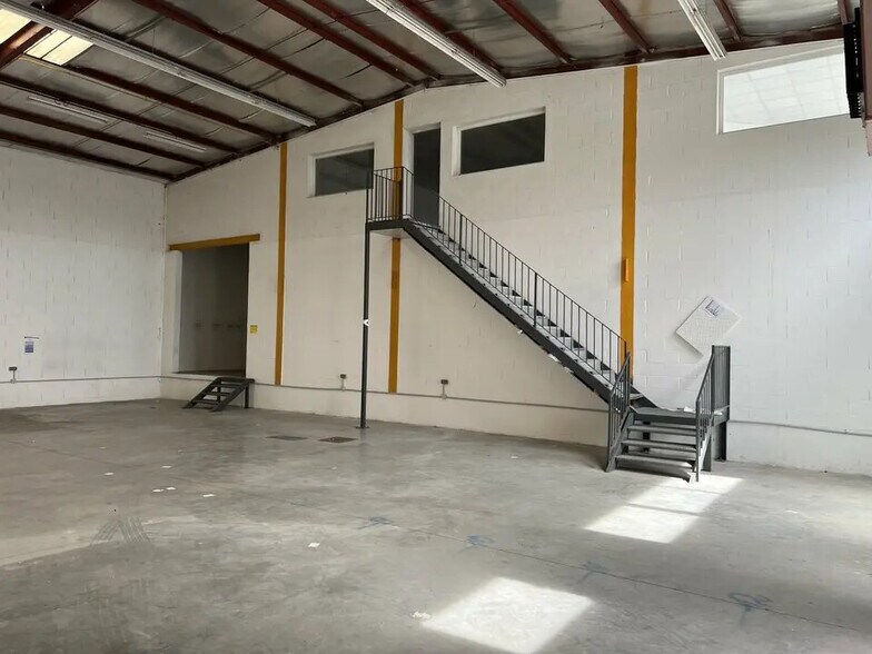 Flex in Quincy-Voisins for lease - Interior Photo - Image 1 of 4