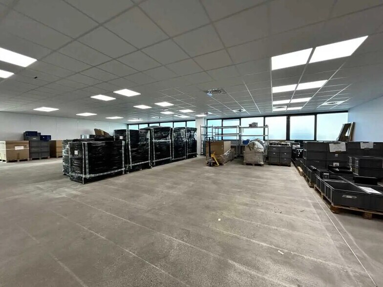 Flex in Champagne-au-Mont-d'Or for lease - Interior Photo - Image 3 of 25