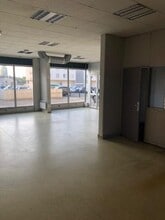 Retail in 31 Place Du 14 Juillet, Moissy-Cramayel for lease Interior Photo- Image 2 of 5