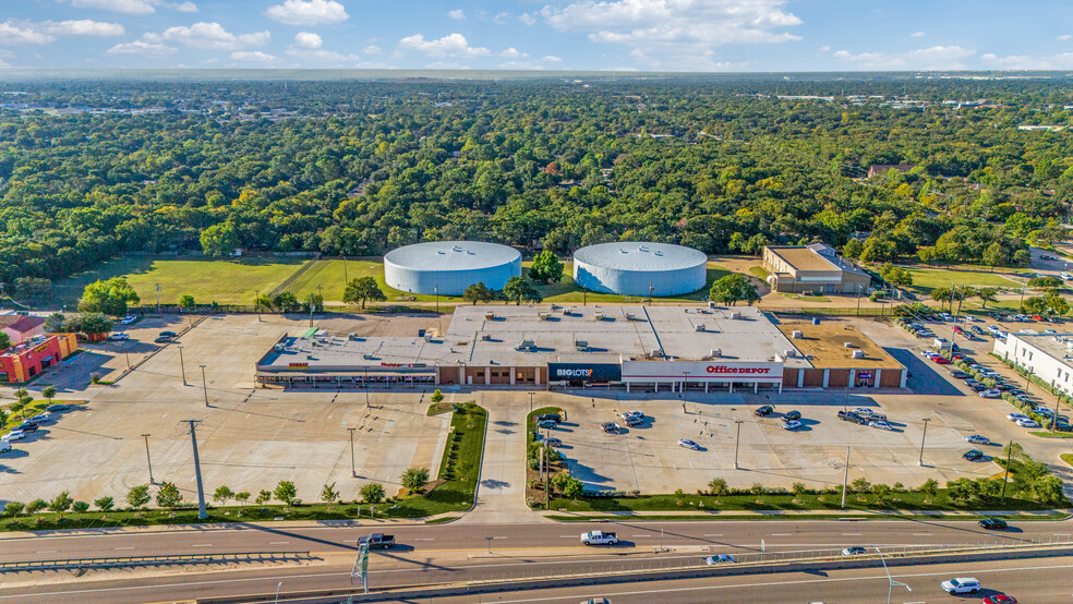 930-1000 W Airport Fwy, Irving, TX for sale - Building Photo - Image 1 of 17