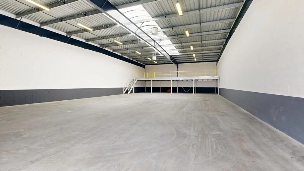 Flex in Bezons for lease - Interior Photo - Image 2 of 15