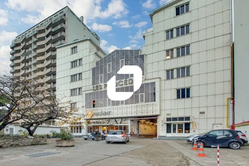 Retail in Vanves for lease - Building Photo - Image 1 of 12