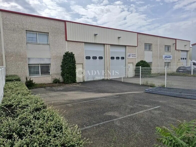 Flex in Chassieu for lease - Building Photo - Image 2 of 7