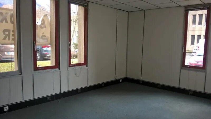 Office in Meylan for lease - Interior Photo - Image 2 of 11