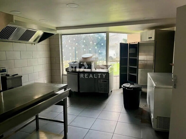 Retail in Écully for lease - Interior Photo - Image 2 of 3