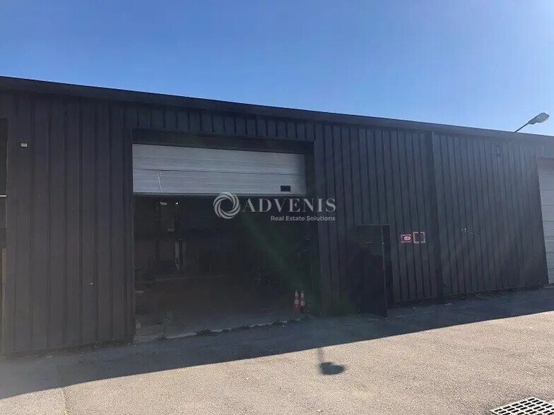 Flex in Ecquevilly for lease - Building Photo - Image 2 of 11