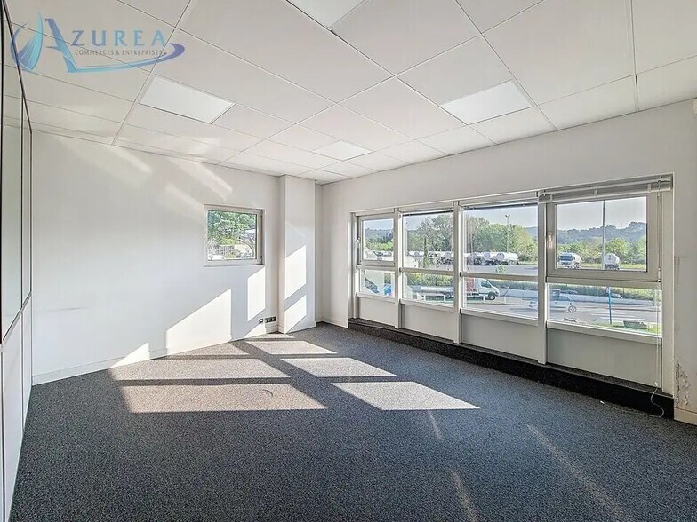 Office in Mandelieu-la-Napoule for lease - Interior Photo - Image 1 of 11