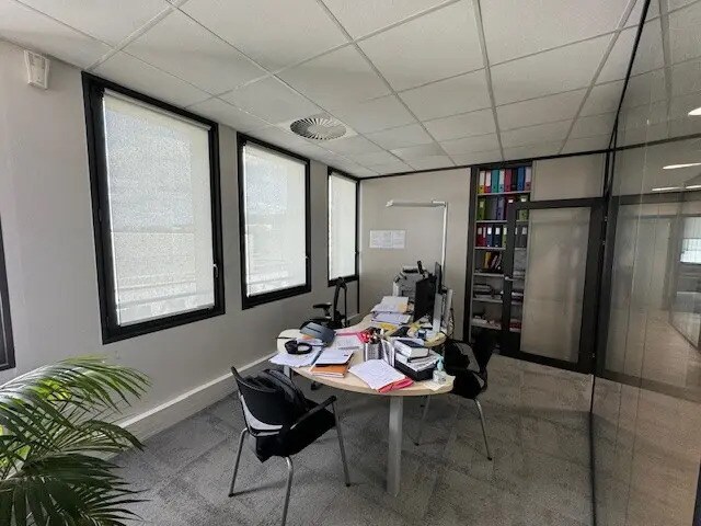 Office in Saint-Étienne for lease - Interior Photo - Image 2 of 7