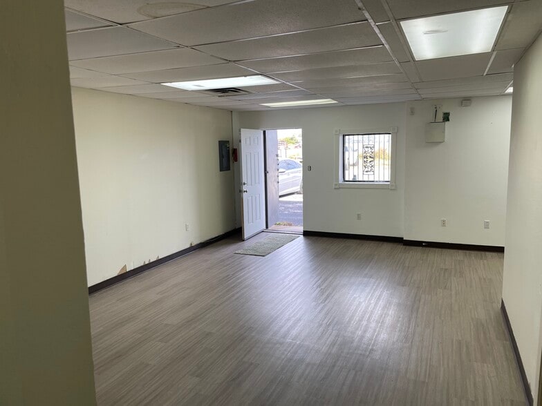 755 N Burleson Blvd, Burleson, TX for lease - Interior Photo - Image 2 of 3