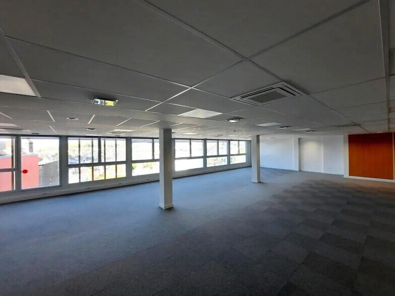 Office in Rouen for lease - Building Photo - Image 3 of 18