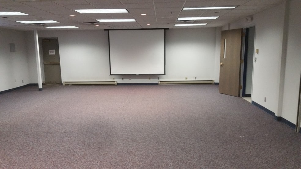 721 E State St, Rockford, Rockford, IL for sale - Interior Photo - Image 3 of 34