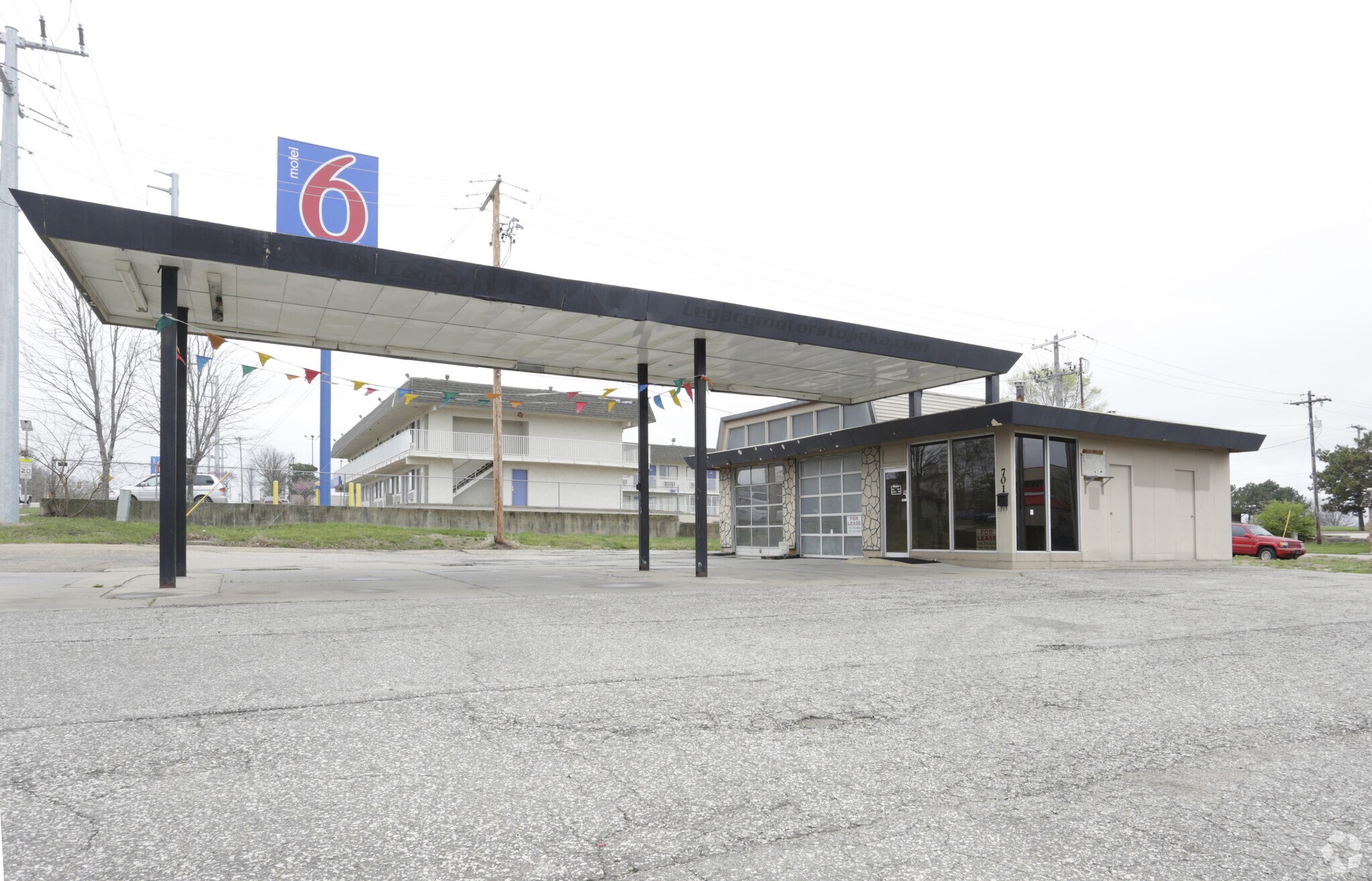 701 SW Fairlawn Rd, Topeka, KS for sale Primary Photo- Image 1 of 1