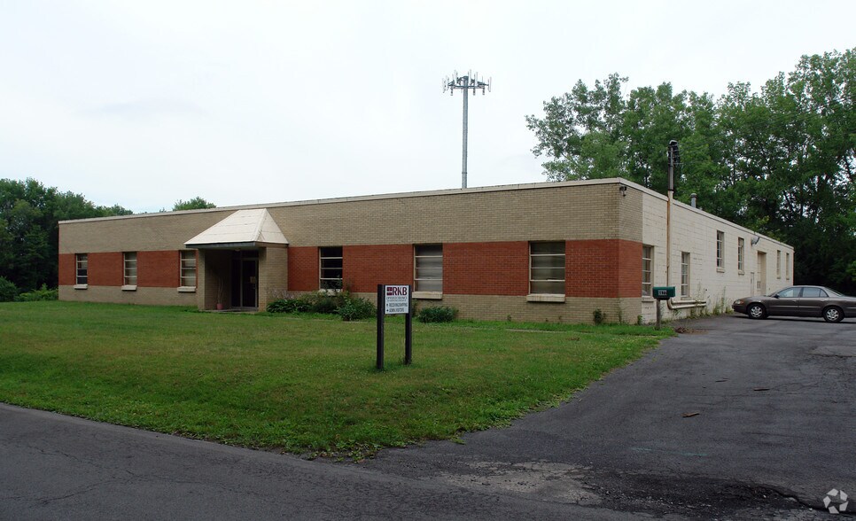 6677 Moore Rd, Mattydale, NY for sale - Primary Photo - Image 1 of 1