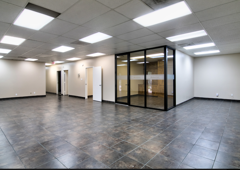 1720 Townhurst Dr, Houston, TX for lease - Interior Photo - Image 3 of 13