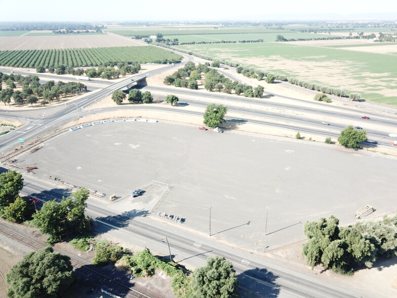 R2E Freeway Drive, Woodland, CA for lease - Building Photo - Image 3 of 12