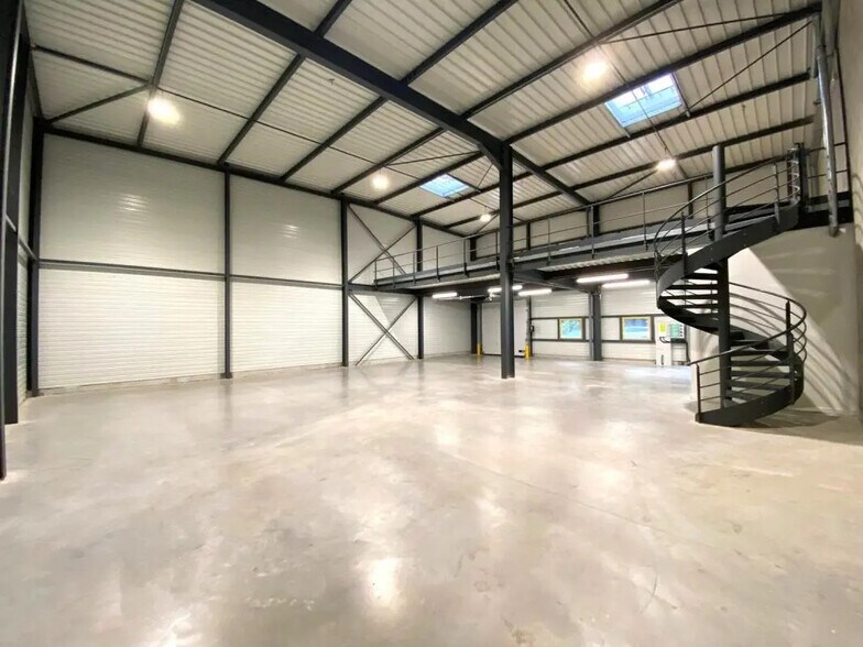 Flex in Saint-Genis-Laval for sale - Building Photo - Image 2 of 4