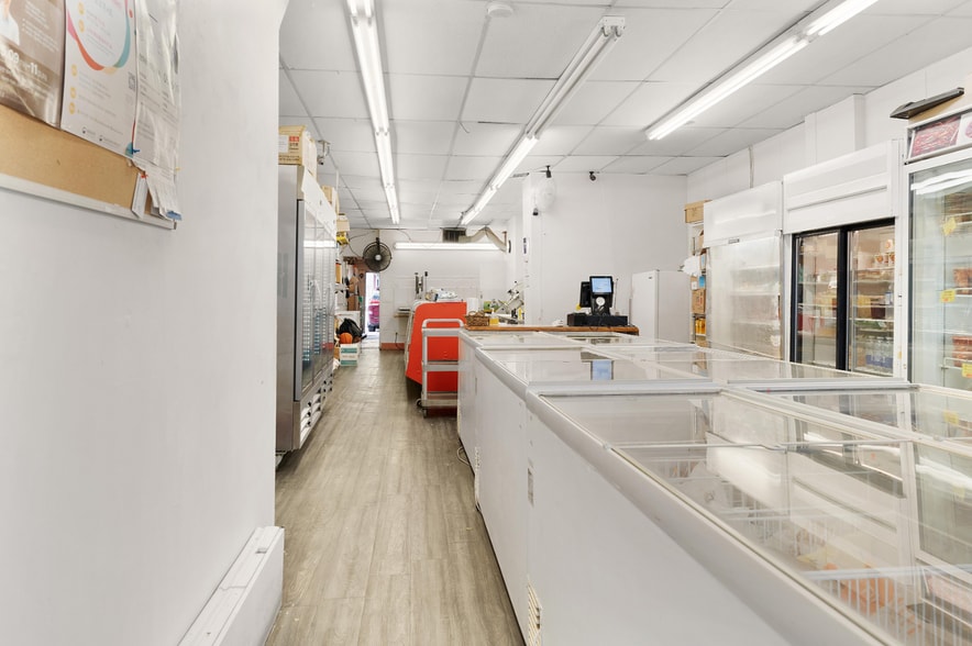 676 Bloor St W, Toronto, ON for sale - Interior Photo - Image 3 of 24