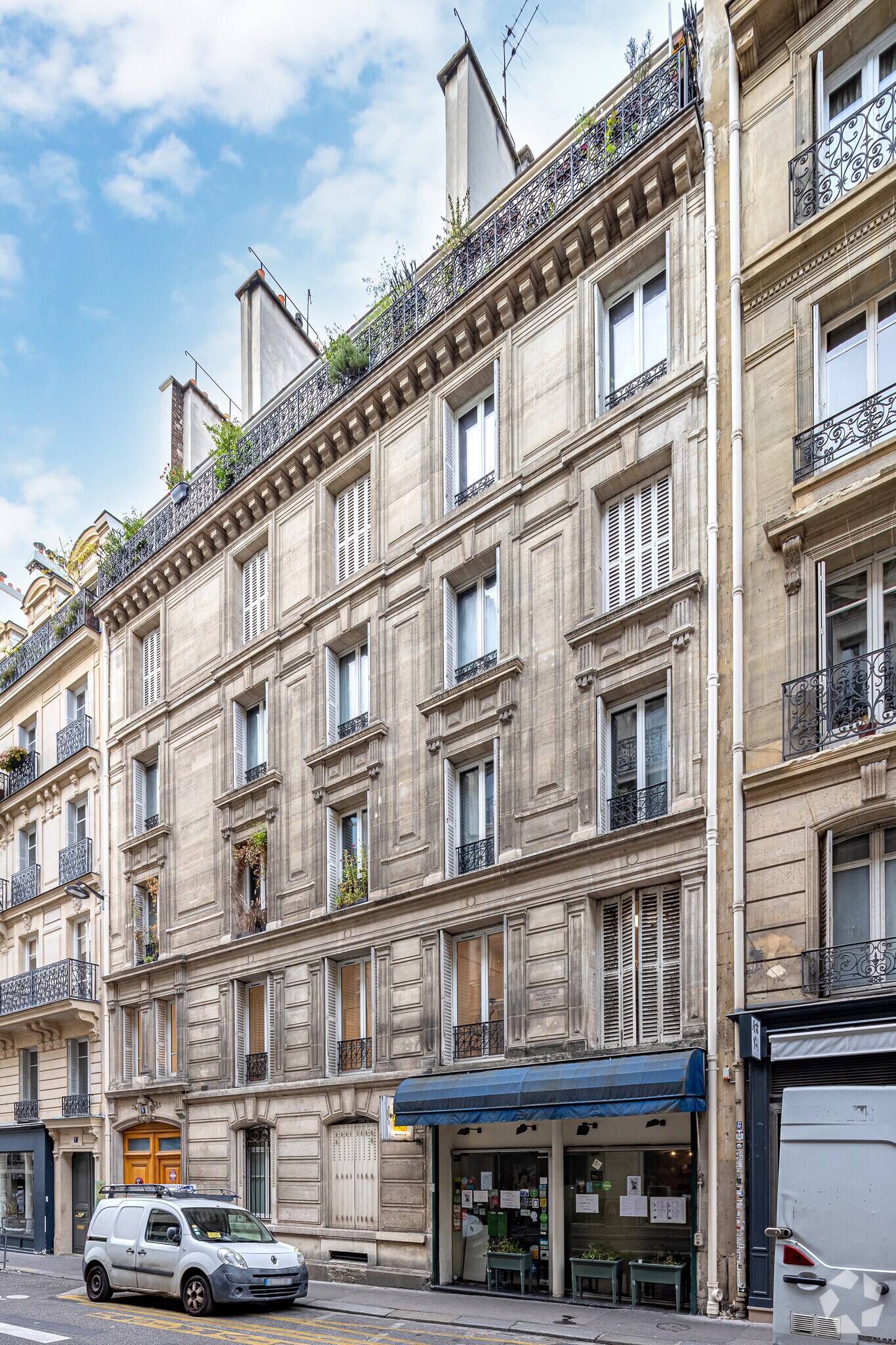 9 Rue Sainte-Anne, Paris for lease Primary Photo- Image 1 of 4