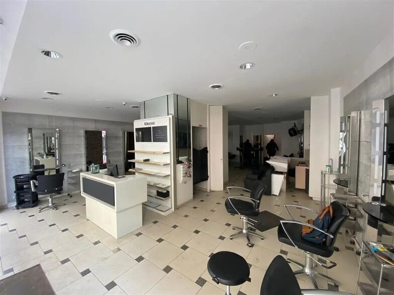 Retail in Paris for lease - Building Photo - Image 3 of 5