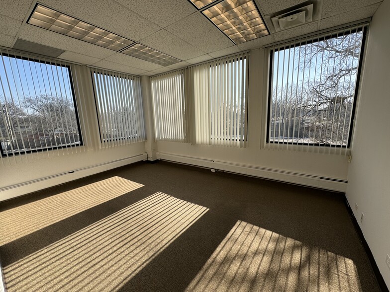 121 S Wilke Rd, Arlington Heights, IL for lease - Interior Photo - Image 3 of 28