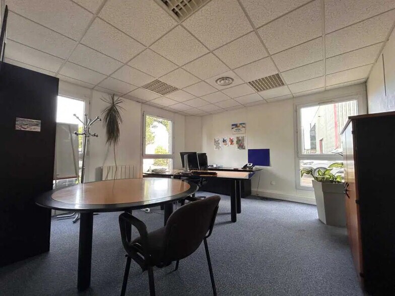 Office in Feyzin for lease - Interior Photo - Image 1 of 8