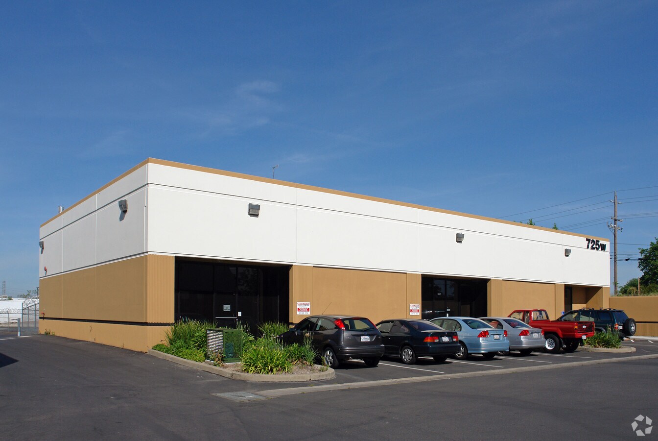 725 Del Paso Rd, Sacramento, CA 95834