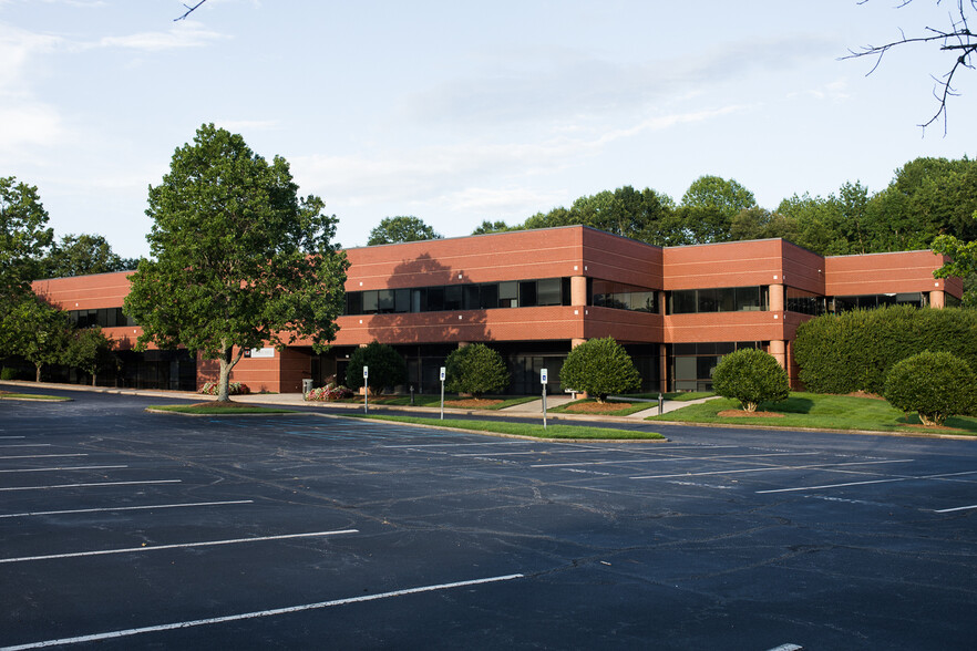 15 Brendan Way, Greenville, SC for lease - Primary Photo - Image 1 of 9