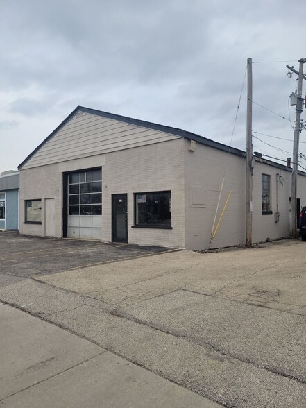 615 N Lake St, Mundelein, IL for sale - Building Photo - Image 1 of 29