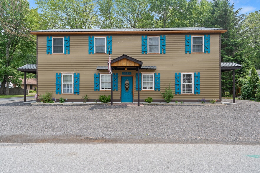 Sylvan Beach Development + Airbnb portfolio of 6 properties for sale on LoopNet.com - Building Photo - Image 1 of 6