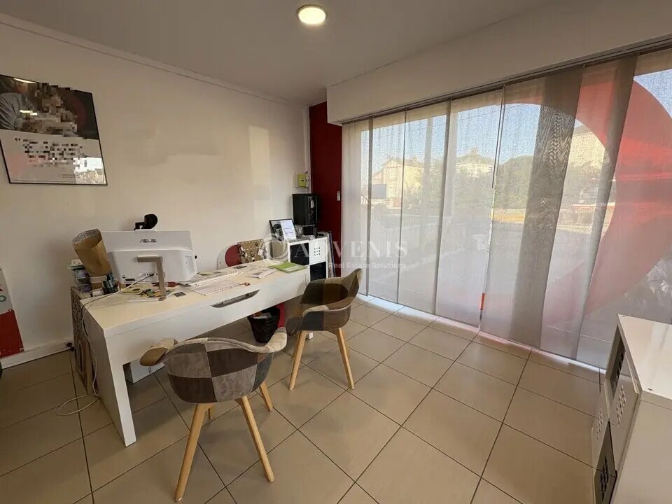 Retail in Le Mans for lease Building Photo- Image 1 of 4