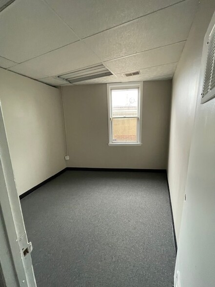 4805 42nd Pl, Hyattsville, MD for lease - Interior Photo - Image 2 of 12