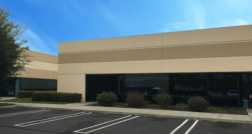 1392 Poinsettia Ave, Vista, CA for lease - Building Photo - Image 1 of 8