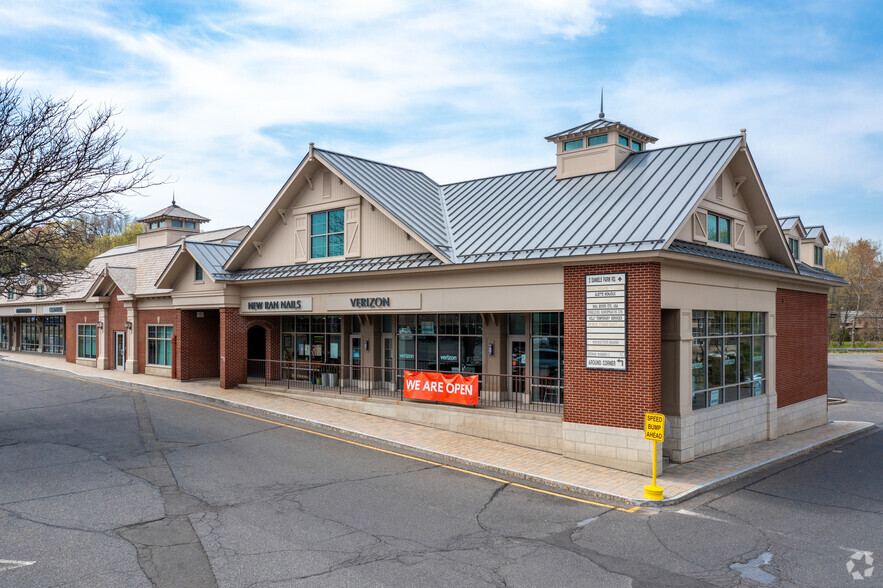 942 White Plains Rd, Trumbull, CT for lease - Building Photo - Image 3 of 9